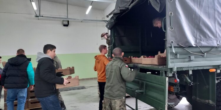 Sandomierz: Sandomierskie jabłka z Mokoszyna dla żołnierzy strzegących granic.