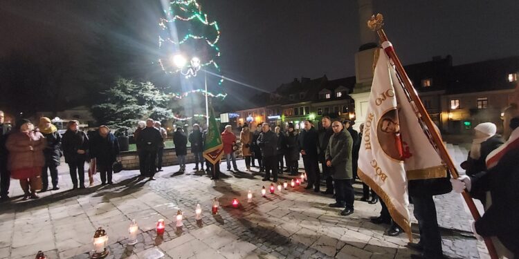 Sandomierz: Wieczorne obchody 40. rocznicy wprowadzenia stanu wojennego.