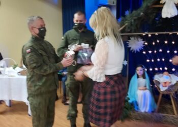 Sandomierz: Setki kartek dla obrońców granic od dzieci z sandomierskich szkół i przedszkoli.