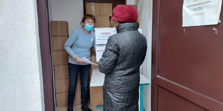Sandomierz: Paczki Caritas wsparciem na święta.