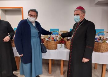 Sandomierz: Świąteczne kosze z żywnością dla placówek dla bezdomnych i ubogich.