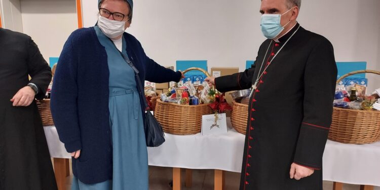 Sandomierz: Świąteczne kosze z żywnością dla placówek dla bezdomnych i ubogich.