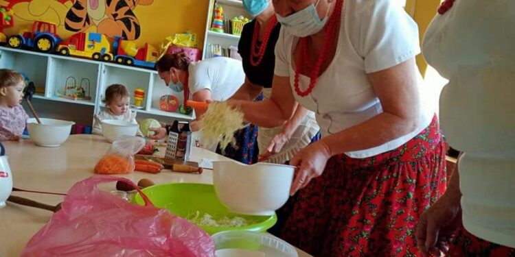 Mściów: Wielopokoleniowe przestrzenie do zabaw czyli zabawy z dawnych lat.