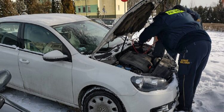 Tarnobrzeg. Strażnicy pomogą uruchomić auto.