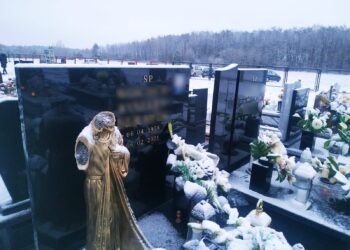 Tarnobrzeg. Uszkodzone nagrobki na cmentarzu w Sobowie