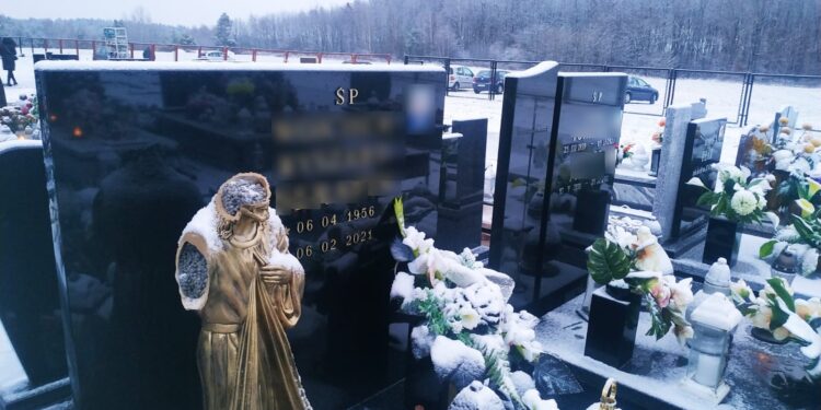 Tarnobrzeg. Uszkodzone nagrobki na cmentarzu w Sobowie