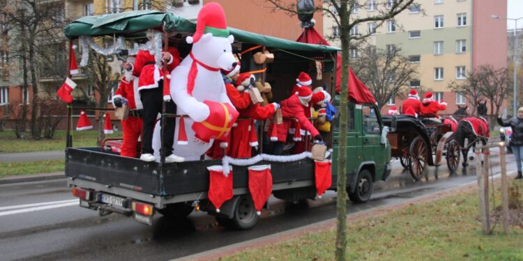 Tarnobrzeg. Rój Mikołajów przejechał ulicami miasta.