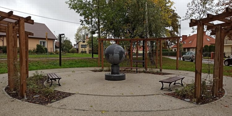 Tarnobrzeg. Plac Dzikowski. Nowa nazwa skweru.