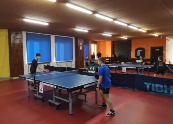 Tarnobrzeg. Rodziny rywalizowały w Mikołajkowym Turnieju Tenisa Stołowego