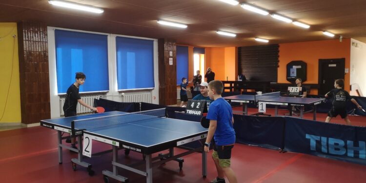 Tarnobrzeg. Rodziny rywalizowały w Mikołajkowym Turnieju Tenisa Stołowego