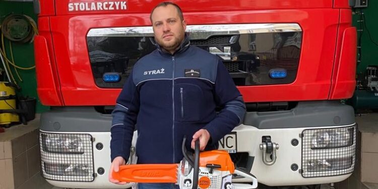 Rudnik nad Sanem: Nowe pilarki dla OSP od ministra Marcina Warchoła i posła  Zbigniewa Chmielowca.