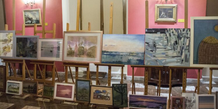 Tarnobrzeg. Sprzedano obrazy. Pieniądze na renowację cmentarza.