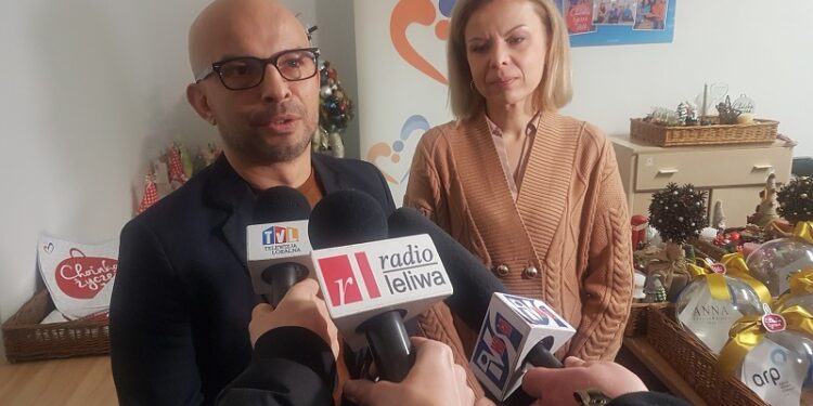 Tarnobrzeg. Piękny kalendarz cegiełka. Trwa „Choinka Życzeń”.