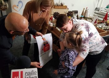 Tarnobrzeg. Piękny kalendarz cegiełka. Trwa „Choinka Życzeń”.