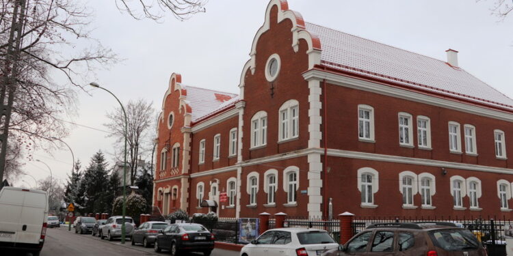 Mielec:  Nowy  dach  na zabytkowej części  Ekonomika.