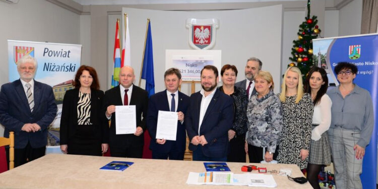 Nisko: Porozumienie Gminy z Powiatem w zakresie edukacji informatycznej i językowej
