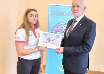 Tarnobrzeg. Sportowcy i trener z nagrodami.