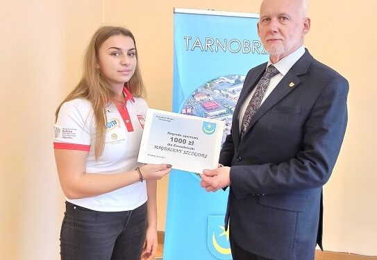 Tarnobrzeg. Sportowcy i trener z nagrodami.