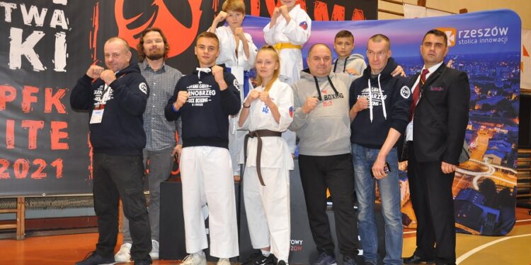 Tarnobrzeg. Medale dla zawodników Klubu Oyama Karate.