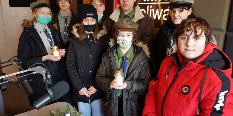 Tarnobrzeg. Harcerze roznoszą „ Światło nadziei”.