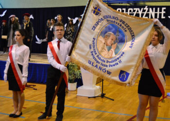 Ulanów: Szkoła ze sztandarem i nowym boiskiem.