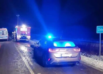 Zdziechowice: Policja wyjaśnia okoliczności potrącenia dwóch osób przez ciężarówkę.