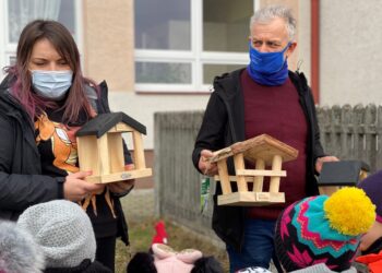 Rytwiany: Leśnicy wspólnie z Eneą Połaniec i uczniami pomagają zwierzętom przetrwać zimę.