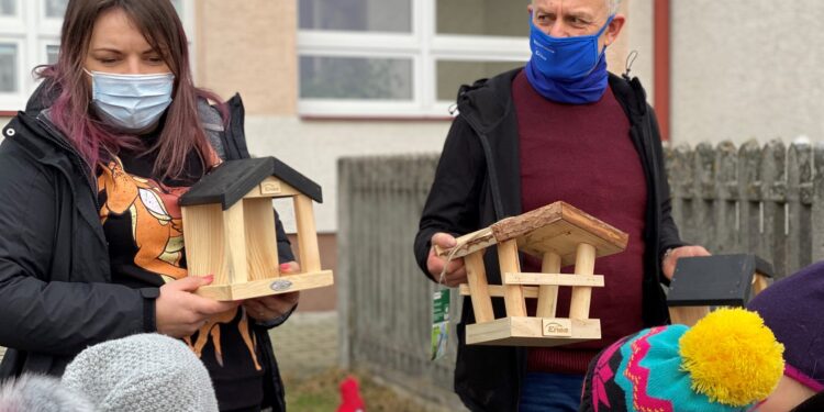 Rytwiany: Leśnicy wspólnie z Eneą Połaniec i uczniami pomagają zwierzętom przetrwać zimę.