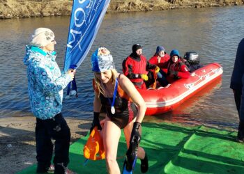 Sandomierz: Po raz  szósty przepłynęli Wisłę wpław.