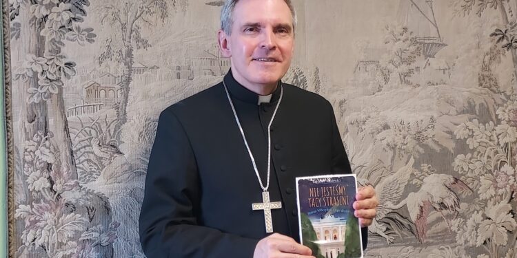 Sandomierz: 'Nie jesteśmy tacy straszni’ – biskup sandomierski autorem opowiadań kryminalnych.