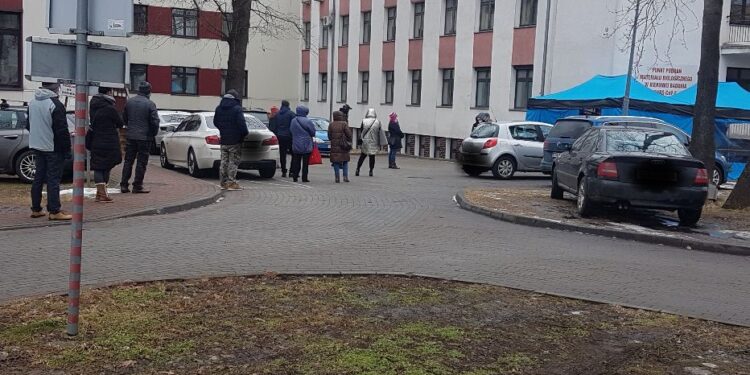 Tarnobrzeg. Kolejki do testowania.