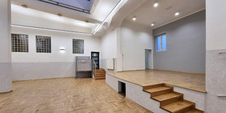 Nisko: Dobiegła końca modernizacja dawnej auli szkolnej na potrzeby kulturalne Powiatu Niżańskiego