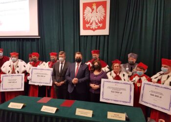 Tarnobrzeg. Minister edukacji wręczył subwencje rektorom uczelni z regionu.
