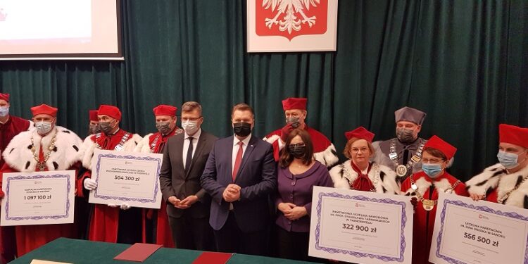 Tarnobrzeg. Minister edukacji wręczył subwencje rektorom uczelni z regionu.