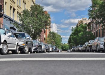 Tarnobrzeg. Przybywa aut.