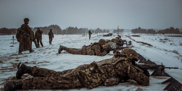 Nowa Dęba. Estońscy oficerowie na poligonie.