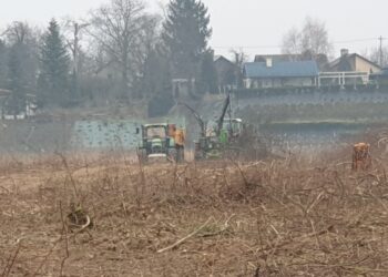 Tarnobrzeg. Trwa budowa parkingów nad jeziorem.