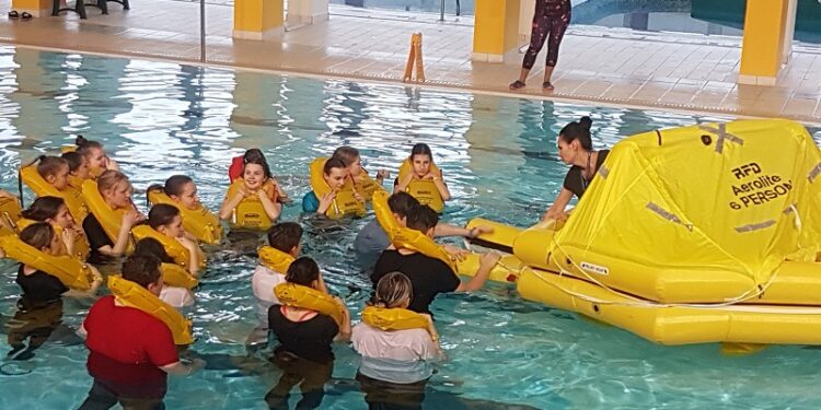 Tarnobrzeg. Uczniowie „Prymasówki” szkolili się w wodzie.