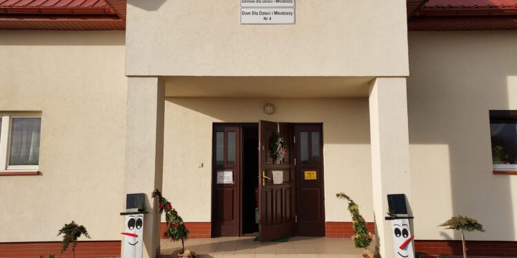 Sandomierz, Łoniów: Kierowca i samochód dla domu dziecka.