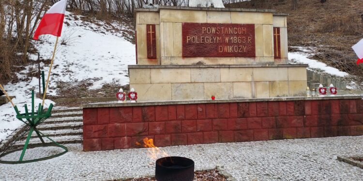 Dwikozy, Słupcza, Góry Wysokie: Pamięci powstańczym bohaterom.