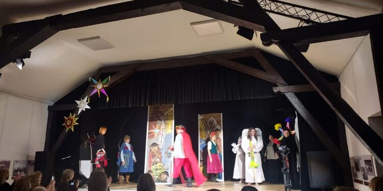 Zawichost: Ostatnie przedstawienie premierowego spektaklu przy pełnej widowni.