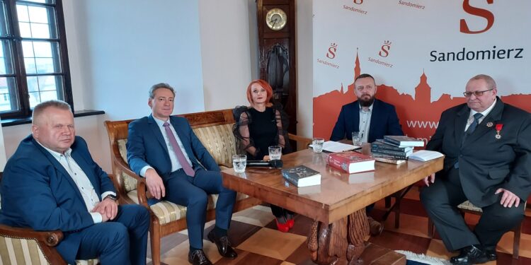 Sandomierz: Sandomierscy pisarze o języku i nie tylko.