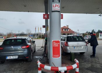 Sandomierz: Na stacjach paliw kolejki.