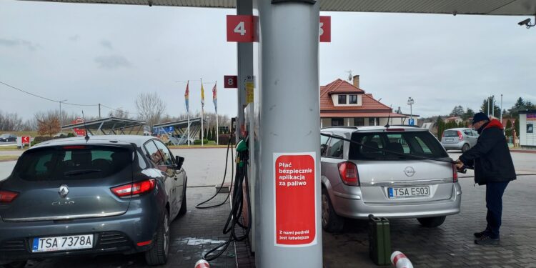 Sandomierz: Na stacjach paliw kolejki.