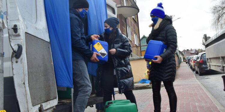 Połaniec: Enea wsparła połaniecką społeczność przekazując gminie środki do dezynfekcji.