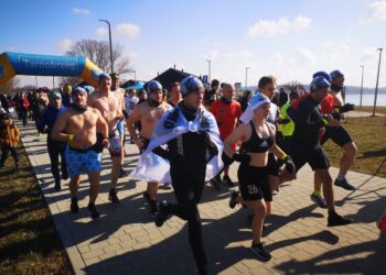 Tarnobrzeg. Pobiegli i przemaszerowali wokół Jeziora Tarnobrzeskiego