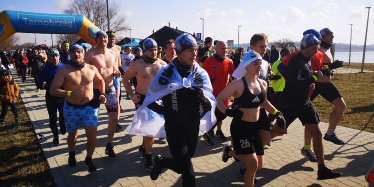 Tarnobrzeg. Pobiegli i przemaszerowali wokół Jeziora Tarnobrzeskiego