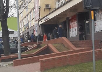 Tarnobrzeg, Sandomierz. Kolejki przed bankomatami. KNF uspokaja.