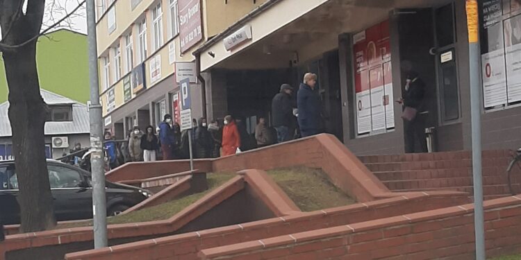 Tarnobrzeg, Sandomierz. Kolejki przed bankomatami. KNF uspokaja.