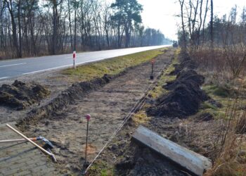 Kopki: Ruszyła budowa chodnika przy drodze 77